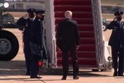 Biden inciampa tre volte salendo le scale dell'Air Force One