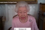 La Regina Elisabetta scherza sulla sua statua che le mostrano dall'Australia