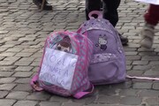 Scuola, a Piazza del Popolo zaini e campanelle: 'Basta dad'