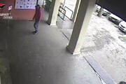 Rapina supermercato armato di coltello, incastrato da video