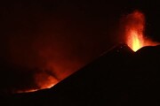 L'Etna erutta ancora: chiusi gli spazi aerei attorno al vulcano