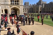 Funerali Filippo, la regina Elisabetta segue la processione in auto