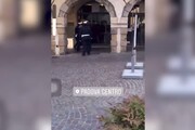 Video choc sul fermo di giovane a Padova, stretto al collo dai vigili
