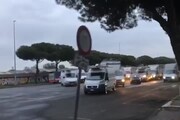 Roma, centinaia di ambulanti bloccano il Grande raccordo anulare