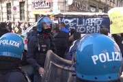Milano, il corteo degli ambulanti attraversa il centro della citta'