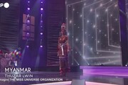 La concorrente birmana a Miss Universo mostra un cartello in diretta Tv: 'Pregate per il Myanmar'