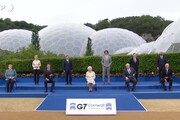 G7, la regina Elisabetta II scherza con i leader: 'dovrebbe sembrare che vi stiate divertendo?'