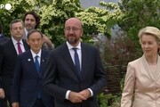 Foto con i G7, la regina ruba la scena in Cornovaglia