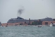 Venezia, protesta dei 'NoGrandiNavi' al passaggio della prima crociera dopo 17 mesi