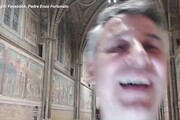 Una scia luminosa appare nella basilica di Assisi e Facebook si emoziona