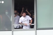 Messi arriva a Parigi: la stella argentina saluta i tifosi del Psg