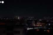 Gli Usa finiscono l'evacuazione, i talebani festeggiano con fuochi d'artificio a Kabul