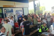 Gkn, i lavoratori in festa cantano dopo la revoca dei licenziamenti