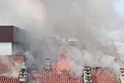 Incendio Torino, il tetto del palazzo in fiamme dall'alto