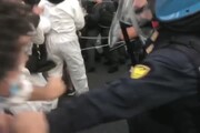 Scontri con la polizia al Pre-Cop 26, i manifestanti provano a bloccare l'ingresso
