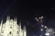Capodanno, fuochi d'artificio e movida in Duomo a Milano