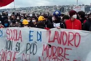 Napoli, cariche e manganellate sui giovani in piazza per Lorenzo