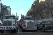 Ottawa, camionisti protestano contro l'obbligo vaccinale per attraversare la frontiera