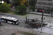 Ucraina, bombardamenti su Dnipro: auto, bus ed edifici distrutti