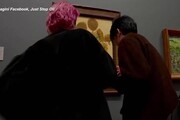 Londra, ecologisti lanciano un liquido contro un quadro di Van Gogh
