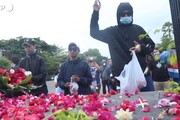 Scontri allo stadio in Indonesia, l'omaggio dei tifosi alle vittime