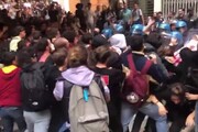 Scontri alla Sapienza, collettivi contro il convegno con Fdi: cariche della polizia