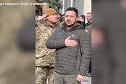 A Kherson issata la bandiera ucraina, Zelensky canta l'inno