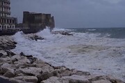 Maltempo, vento e mare grosso a Napoli