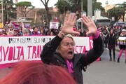 Violenza donne, il corteo di 'Non una di Meno' sfila tra le strade di Roma