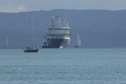 Migranti, la Geo Barents entra nel porto di Catania per le ispezioni