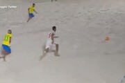 Beach soccer, giocatore della nazionale iraniana segna e mima il taglio di capelli