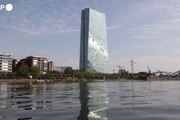 La Bce alza i tassi e richiama sul Mes, l'Italia attacca