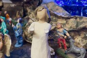 Natale: Angeli senza braccia e pecore senza zampe: a Terni il Presepe dei reietti