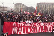 Scuola-lavoro, in migliaia a Torino: bruciati i simboli di Confindustria