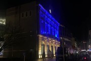 A Bruxelles i palazzi si illuminano dei colori della bandiera ucraina