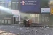 Ucraina, squarciato su un fianco palazzo colpito a Kiev: soccorsi ai feriti