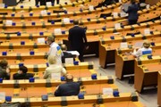 Europarlamentari indossano maglietta con la bandiera ucraina