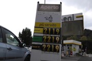 Taglio tasse su benzina, spinta in decreto bollette