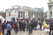 Ucraina, Milano contro la guerra: in migliaia all'Arco della Pace