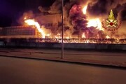 A fuoco un deposito di 10milla metri quadrati nel Salernitano