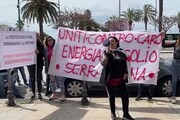 Caro-energia, protesta a Cagliari: 'Alle famiglie arrivano bollette con costi altissimi'