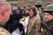 Ucraina, due soldati si sposano ad un posto di blocco vicino a Kiev
