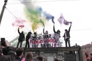 8 marzo, a Milano studenti in corteo per i diritti delle donne e il no alla guerra