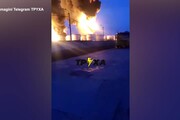Mosca: 'Attacco ucraino incendia un deposito di petrolio in Russia'