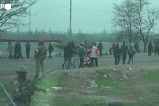 Ucraina, Mariupol: gli abitanti nelle strade fra i militari russi