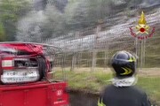 Varesotto, incendio su una collina di Angera: Canadair in azione