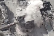 Ucraina, il bombardamento dello stabilimento Azovstal ripreso dall'alto