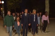 Parigi, Macron arriva sotto la Tour Eiffel con moglie e nipoti