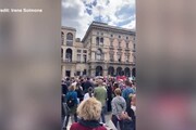 25 aprile, il corteo di Milano canta 'Bella ciao' in piazza Duomo