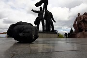 Kiev demolisce la statua dell'amicizia dei popoli tra Ucraina e Russia